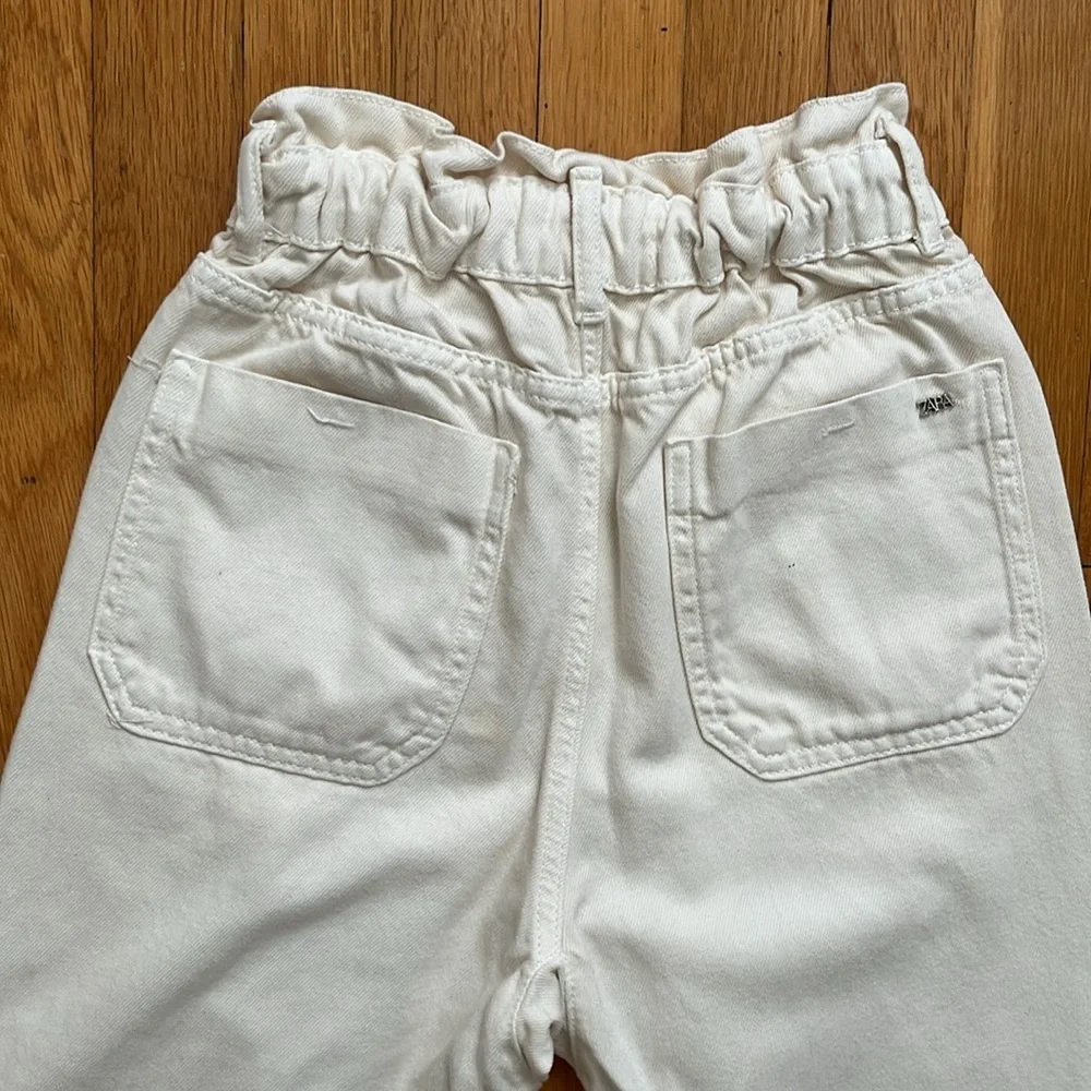 Zara Size 0 Baggy Paperbag Jeans in Ecru / Cream Elastic Waist Denim